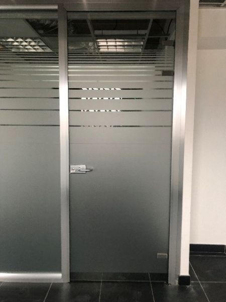 Porte vitrée sur cadre alu