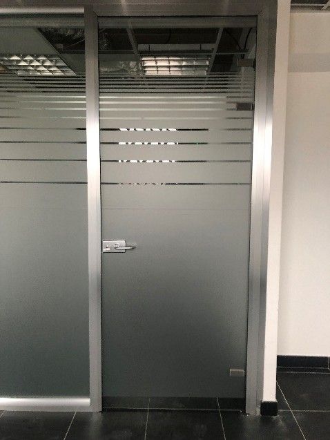 Porte vitrée sur cadre alu