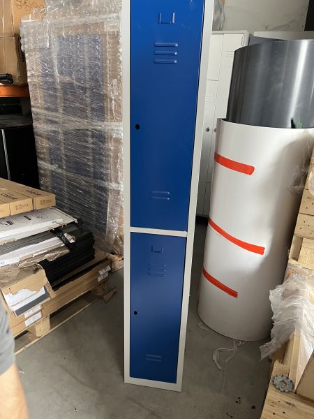 casiers bleus et gris