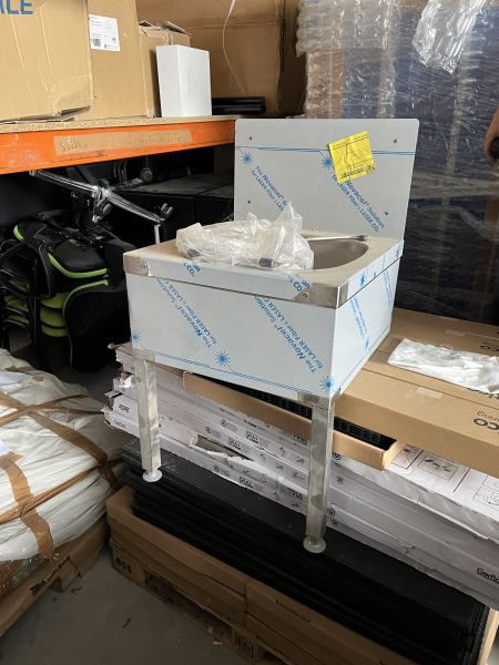 Lave main mural avec deux pieds en inox