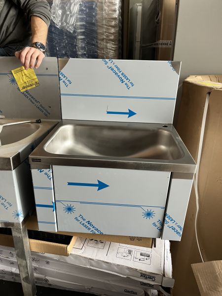 Lave main mural en inox