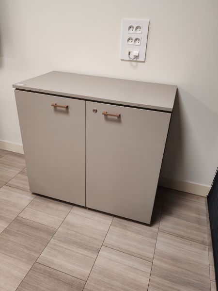 Armoire basse avec clés