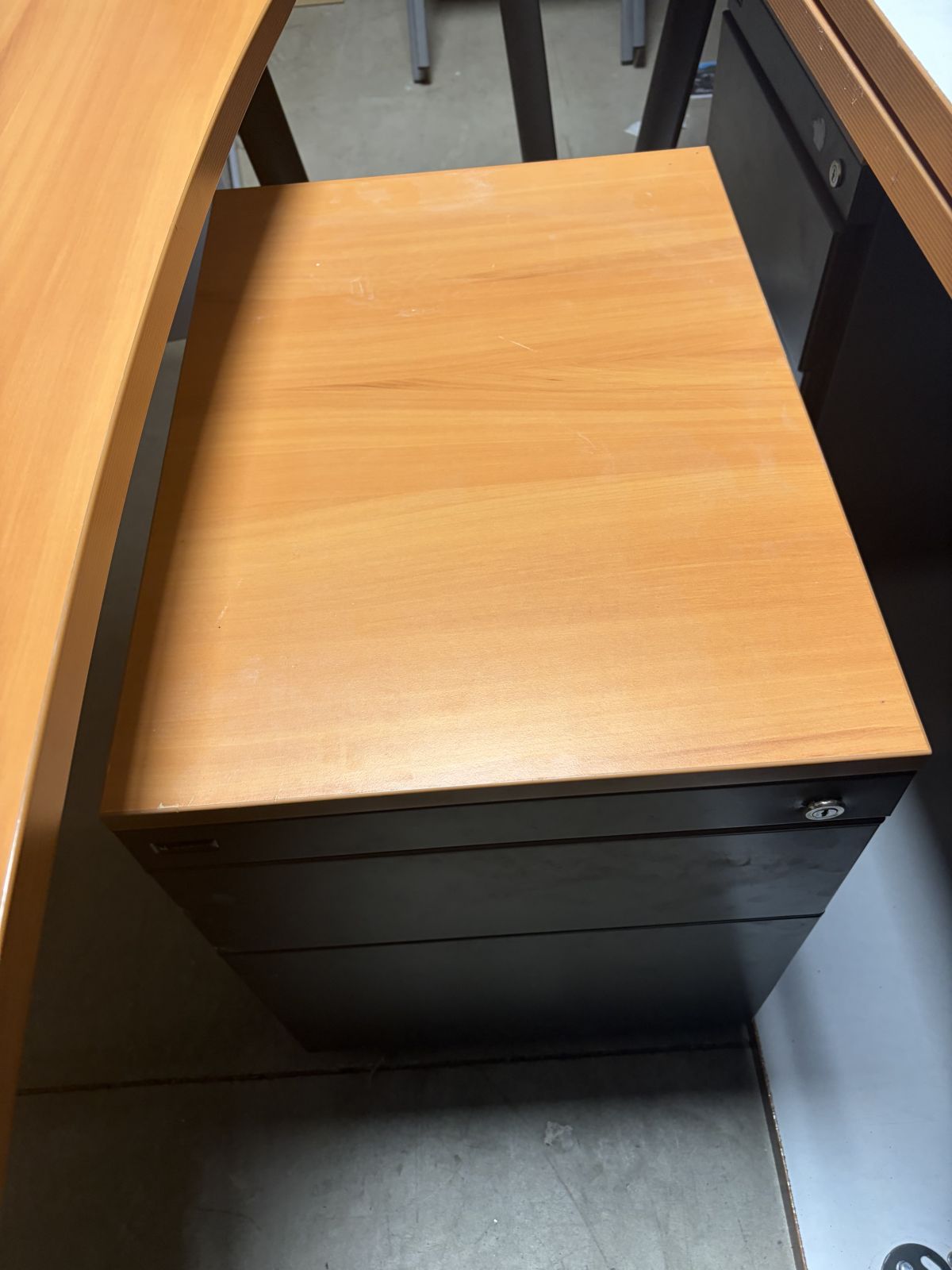 Caisson de rangement professionnel finition anthracite avec plateau aspect bois