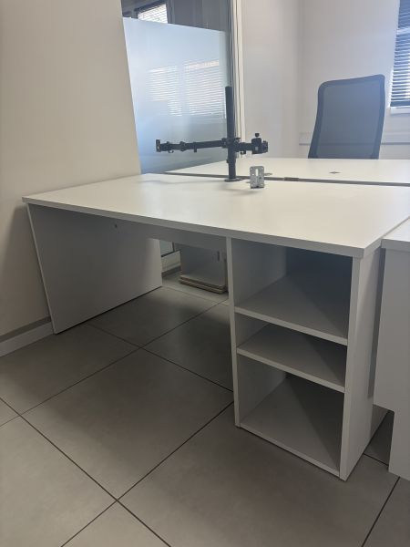 Bureau professionnel finition gris, avec rangement intégré sur le côté.